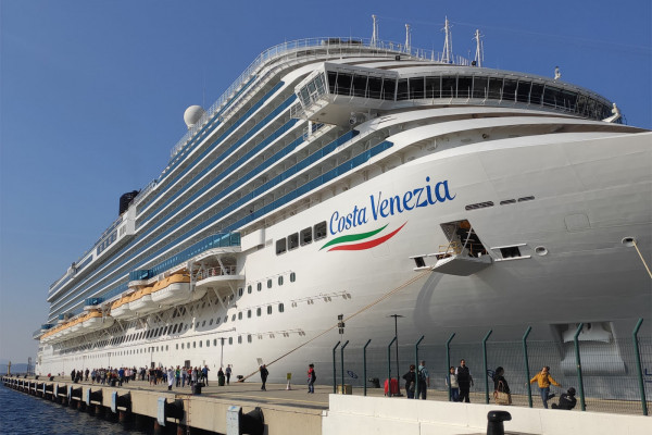 cruise ship docked in qatar